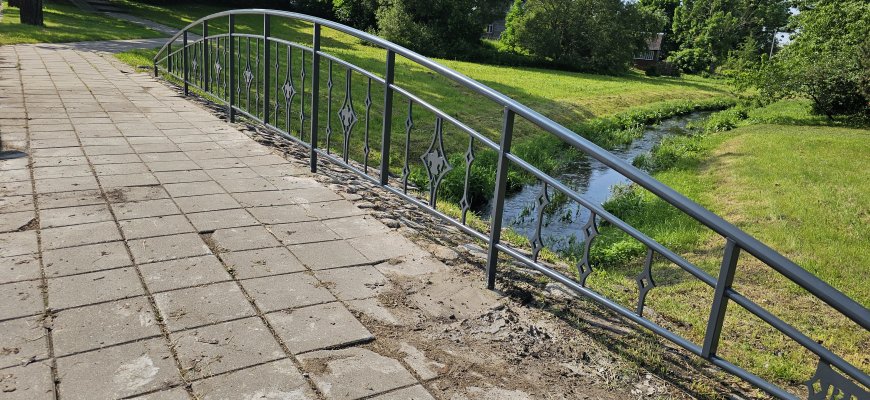 Tiltelį per Laukupės upelį Pandėlio gatvėje puoš nauji turėklai (foto+video)