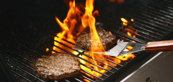 Ugniagesiai apie skaudžias pasekmes kepant šašlykus ir kepsnius