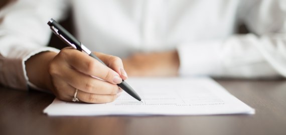 Dokumentų pasirašymas steigiant įmonę: ką turi žinoti startuoliai Lietuvoje 2026 m.