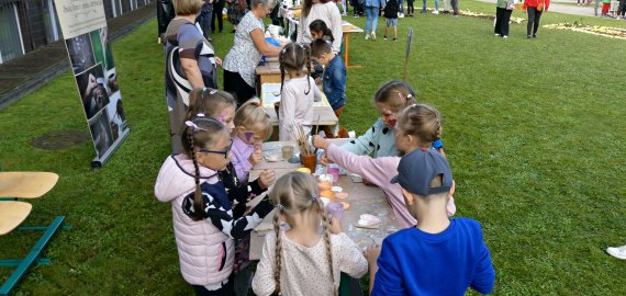 Obelių gimnazijos kiemelyje – nuo vytelių pynimo iki ugniagesių technikos (foto+video)