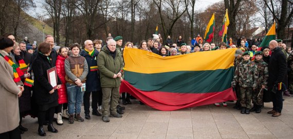 Gedimino pilies bokšte plevėsavusi trispalvė patikėta Pandėlio gimnazijai (foto)