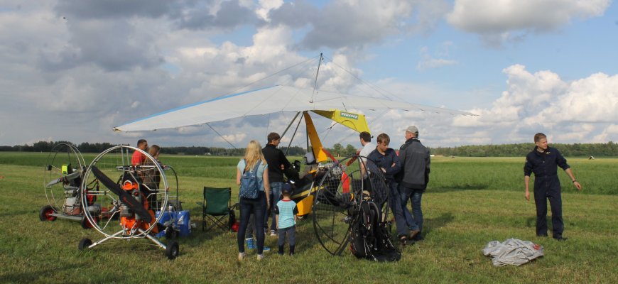 Rokiškio aerodrome lietaus debesis sklaidė lėktuvai (foto+video)