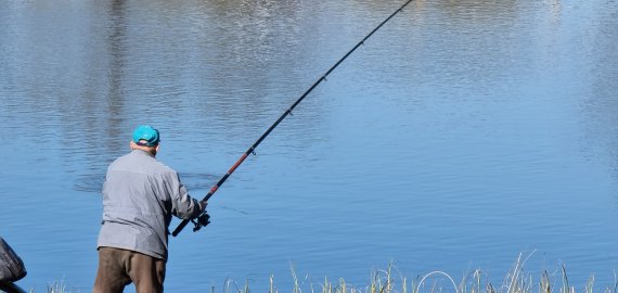 Įsigalioja žvejybos ribojimai lašišų ir šlakių žvejybai