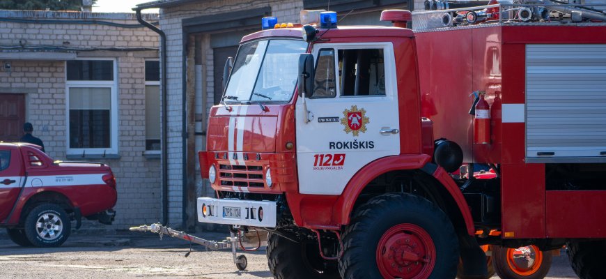 Buvo reikalinga PGP pagalba ištraukiant užklimpusį policijos automobilį