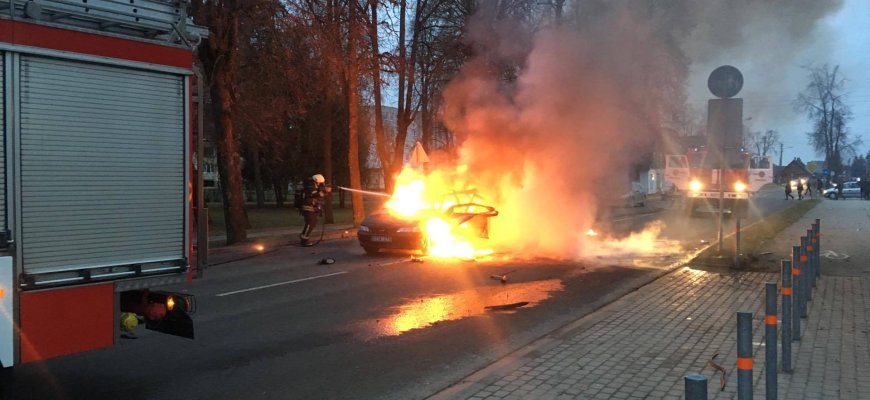 Rokiškyje Laisvės gatvėje sprogo automobilis (sprogimo video+foto)
