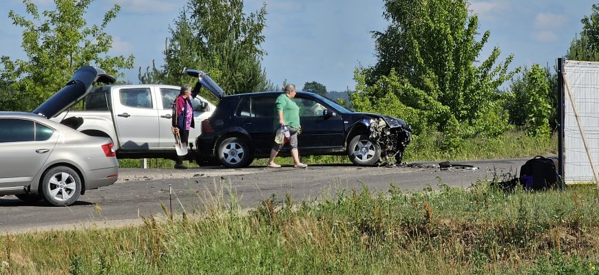 Bajorų sankryžoje susidūrė du automobiliai (video+foto)