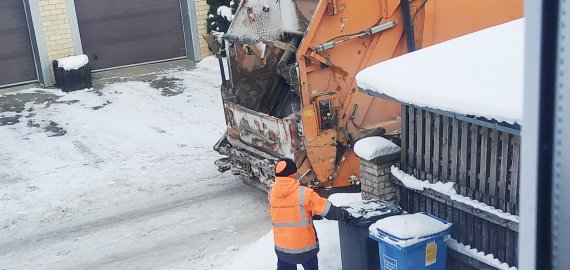 Moteris ketina eiti iki galo: iš sodybos Rokiškyje atliekas vežasi į Vilnių, bet sąskaitas už jas gauna 