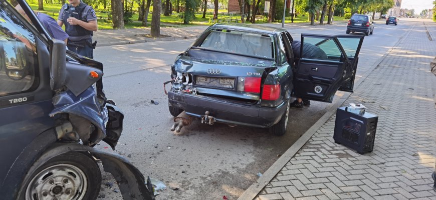 Į policijos sustabdytą Audi įsirėžė mikroautobusas
