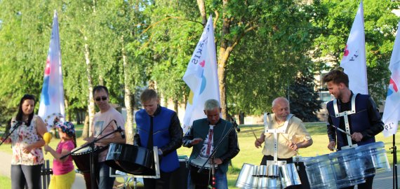 „Vasaronės“ kaitino kraują būgnų ritmais ir vėsino vandens purslais (foto)