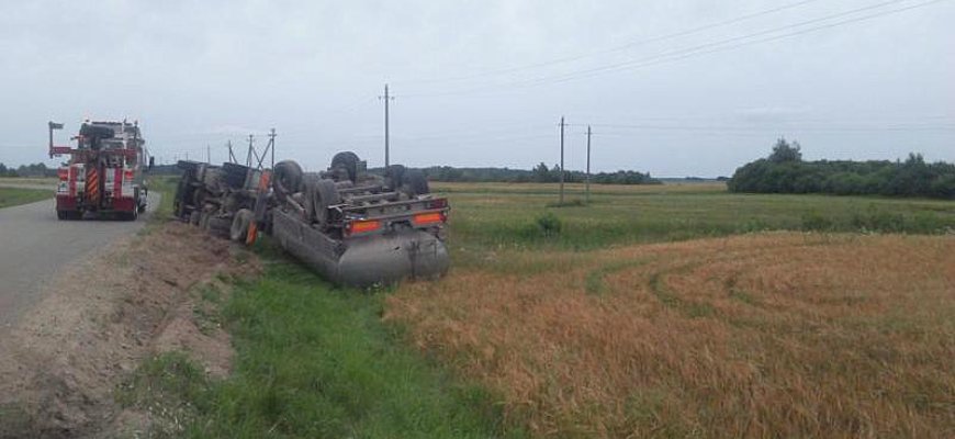 Iš AB „Rokiškio sūris“ pienovežio pienas bėgo upeliais