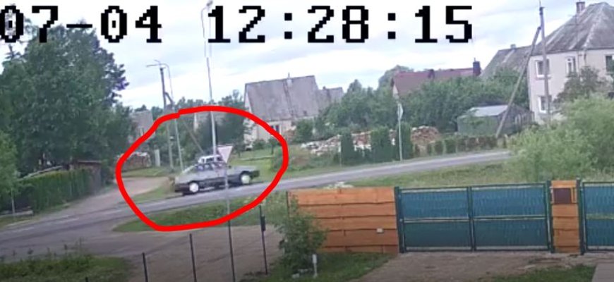 Topolių gatvėje automobilis taranavo stulpą (video)