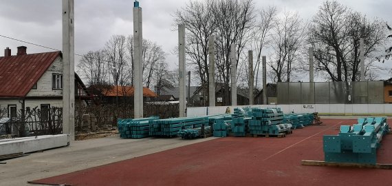 Jau ryškėja dengtos ledo aikštelės tūris: statomos kolonos stogui