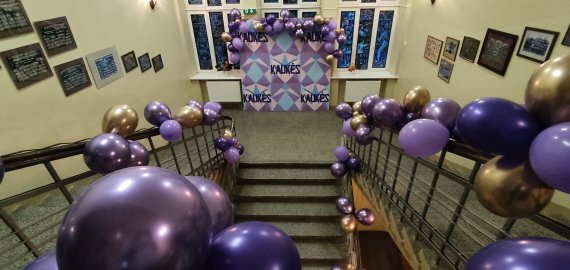 Šimtadienis Rokiškio Juozo Tumo - Vaižganto gimnazijos Senųjų rūmų padalinyje: išsaugotos tradicijos bei įspūdingi vienuoliktokų kostiumai (foto)