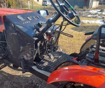 Savos gamybos traktorius 