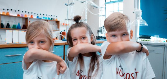 Lengvo peršalimo palydovai – kosėjimas ir čiaudėjimas – pavojingi aplinkiniams