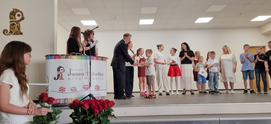 Mokslo metus Rokiškio J. Tūbelio progimnazija užbaigė tradiciniu renginiu „Sėkmės žingsneliai“ (foto)