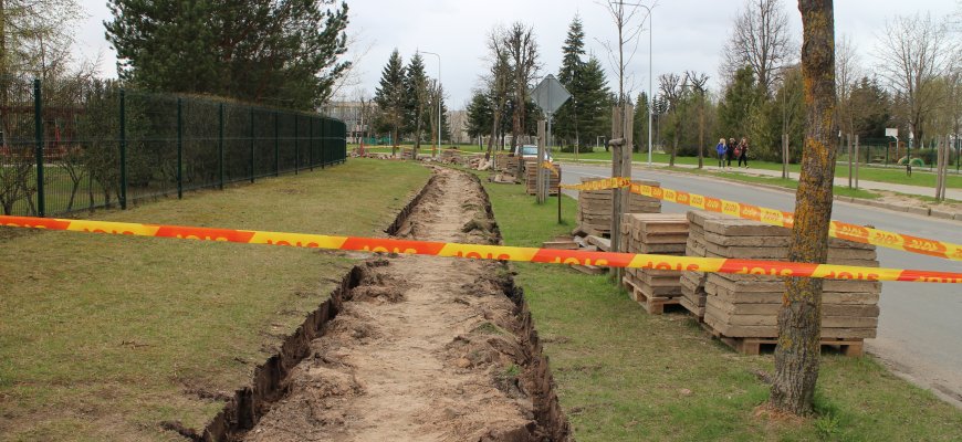 Jaunystės gatvėje ruošiamasi tiesti naują šaligatvį (foto+video)