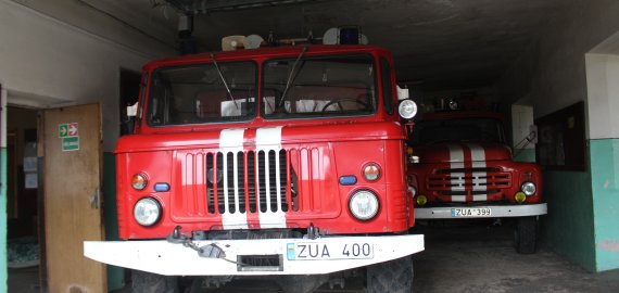 Degė spintelė bei skudurai