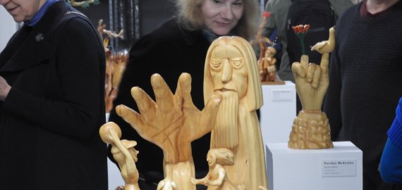 Pristatyta pirmoji neseniai išėjusio menininko P. Medzelo medžio skulptūrų paroda  