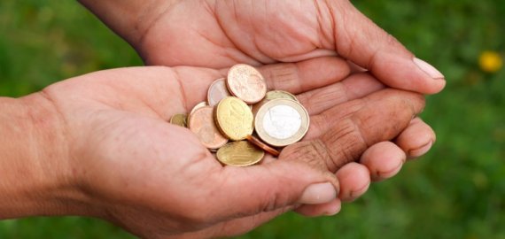 Vaiko pinigų nesulaukiantys tėvai klimpsta į skolas: nuostolius skaičiuoja šimtais