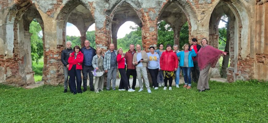 Nelūžtanti Pandėlio vidurinės mokyklos 36 laidos mokinių tradicija – vasaros susitikimai (foto)