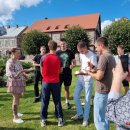 Keliautojas jau namuose: D. Mikalkėnui užkabintas ąžuolo vainikas ir iškeptas kelio formos tortas (foto+video)
