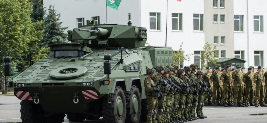 Lietuvai oficialiai perduotos pirmosios pėstininkų kovos mašinos „Vilkas“