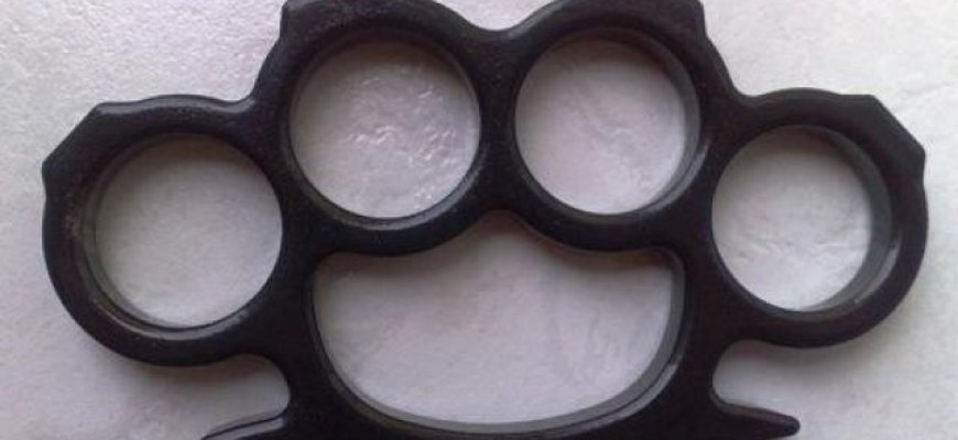 Bandymas atsikratyti metaliniu daiktu, panašiu į kastetą, neliko nepastebėtas