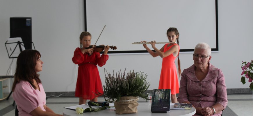 Irenos Juodelytės-Varnienės poezijos knygos sutiktuvėse – anūkų dovanos (foto)