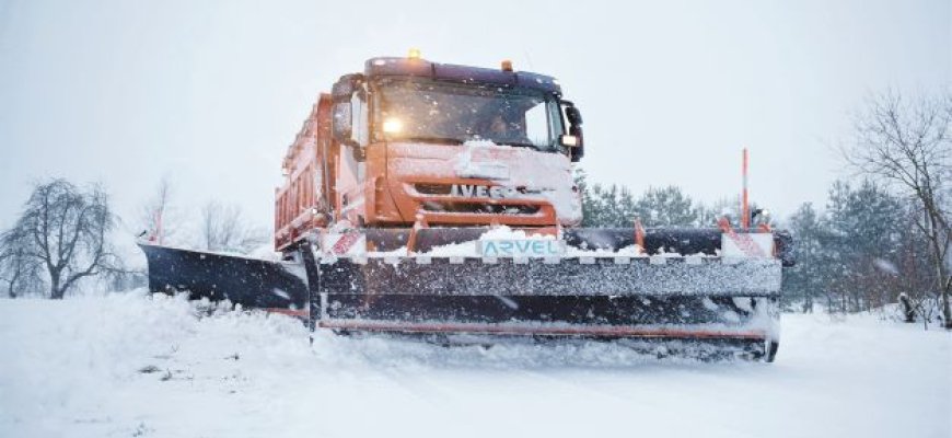 Žiemiškuose keliuose – moderni technika ir sunkiai į kalną pūškuojantys traktoriukai
