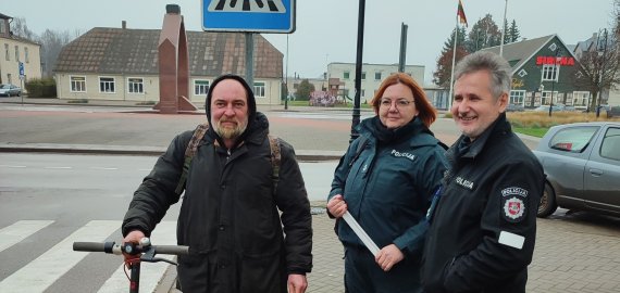 Pėstiesiems dovanos nuo policijos pareigūnų (foto)