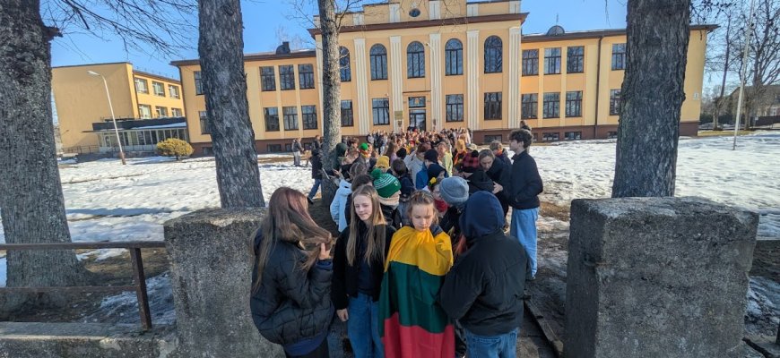 J. Tumo-Vaižganto progimnazija į Kovo 11-ąją žengė pažindami savo miestą (foto)