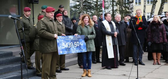 Neužmirštuolė – atminties ir  solidarumo su mūsų gynėjais ženklas
