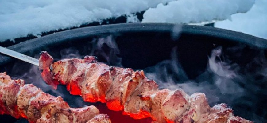 Kamado kepsninės tarnauja ir žiemą: ką kepti?