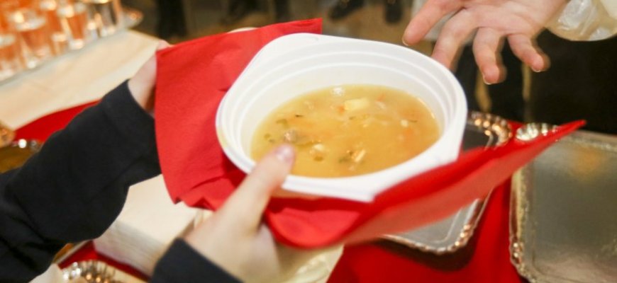 Vienišiems seneliams sriubos dubenėlis ne tik valgis. Ateikite, vaišinkitės, aukokite