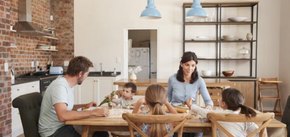 Kaip priderinti virtuvinį stalą prie valgomojo interjero?