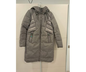 Moteriška striukė, kilimas