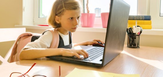 Dėl didėjančio vaikų su akiniais kiekio gydytoja oftalmologė kaltina ir tėvus