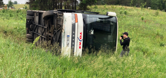 Pakeliui į Vilnių apvirto tarpmiestinis autobusas vežęs keleivius iš Rokiškio
