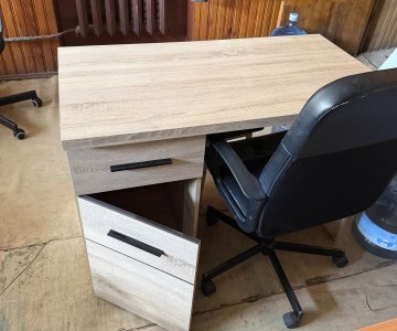 Rašomas stalas ir kėdė
