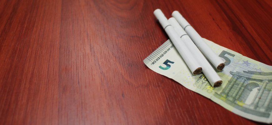 Valdžios žinutė rūkantiesiems: Seimas po svarstymo pritarė siūlymui didinti akcizo tarifą rūkalams