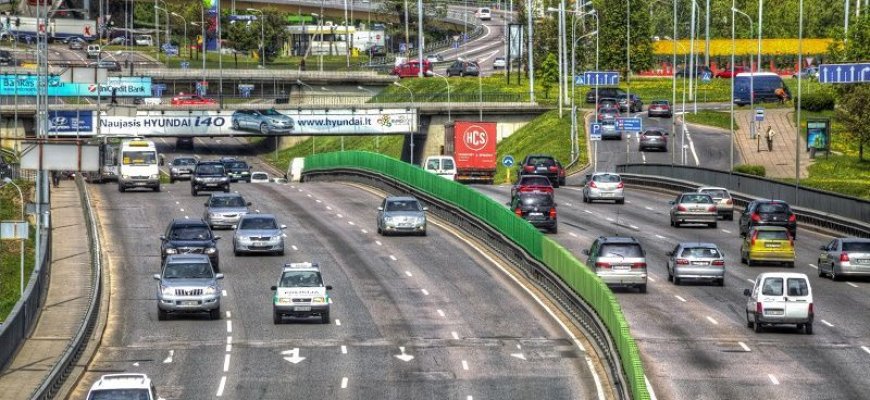 Sunkvežimių ir motociklų vairuotojai praktikos egzaminą galės laikyti su savo transporto priemone