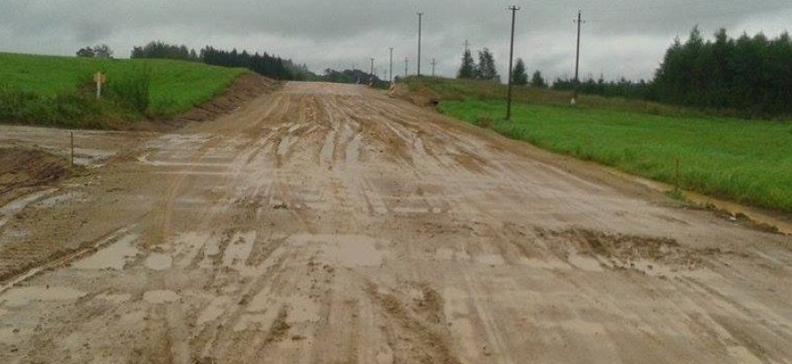 Asfaltuoti ruošiamas kelias po nakties virto purvynu