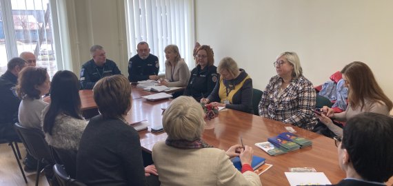 Policijos komisariate pasitarimas su įvairių tarnybų atstovais
