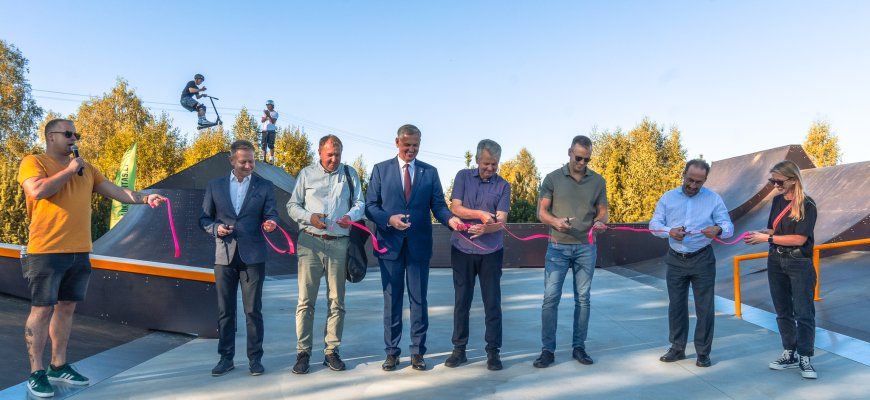 Perkirpę raudoną juostelę atvėrė vieną moderniausių „Skate“ parkų Lietuvoje – pavydi net vilniečiai (video+foto)