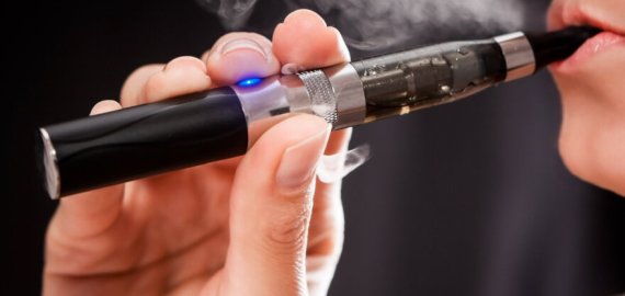 Seimas uždraudė elektronines cigaretes su įvairiais skoniais ir kvapais