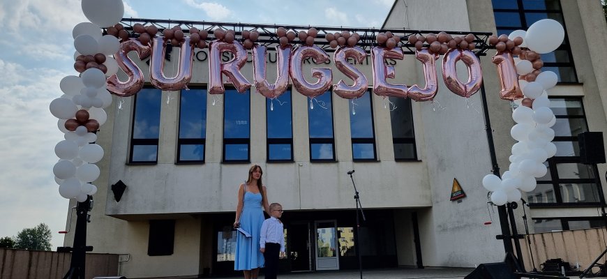 Rugsėjo 1-ąją rajono moksleiviai vėl šventė kartu (foto+video)