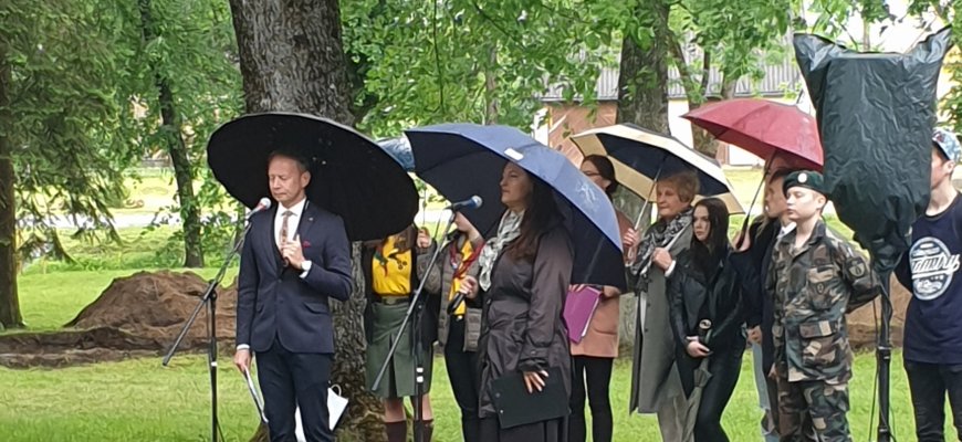 Prie paminklo „Negrįžusiems iš tremties“ rokiškėnai rinkosi pabūti kartu atminties valandoje (foto)