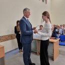 VBE šimtukais besidžiaugiantiems abiturientams įteikė pinigines premijas