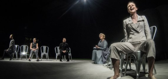 Spektaklis turintiems „bosus“